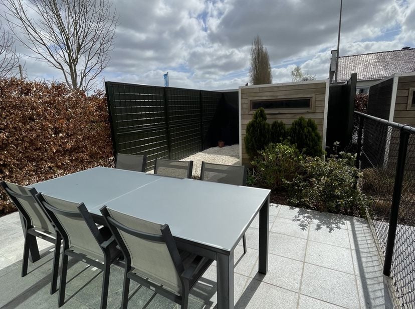 Bent u op zoek naar een moderne, comfortabele woning met een gunstige ligging? Deze charmante woning, gebouwd in 2013, biedt alles wat u nodig heeft.